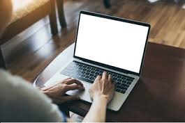 ordinateur sur une table